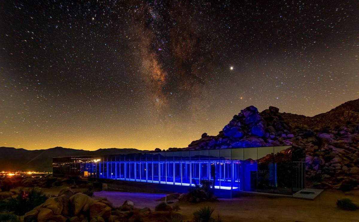 Дом-невидимка посреди пустыни Дом-невидимка посреди пустыни