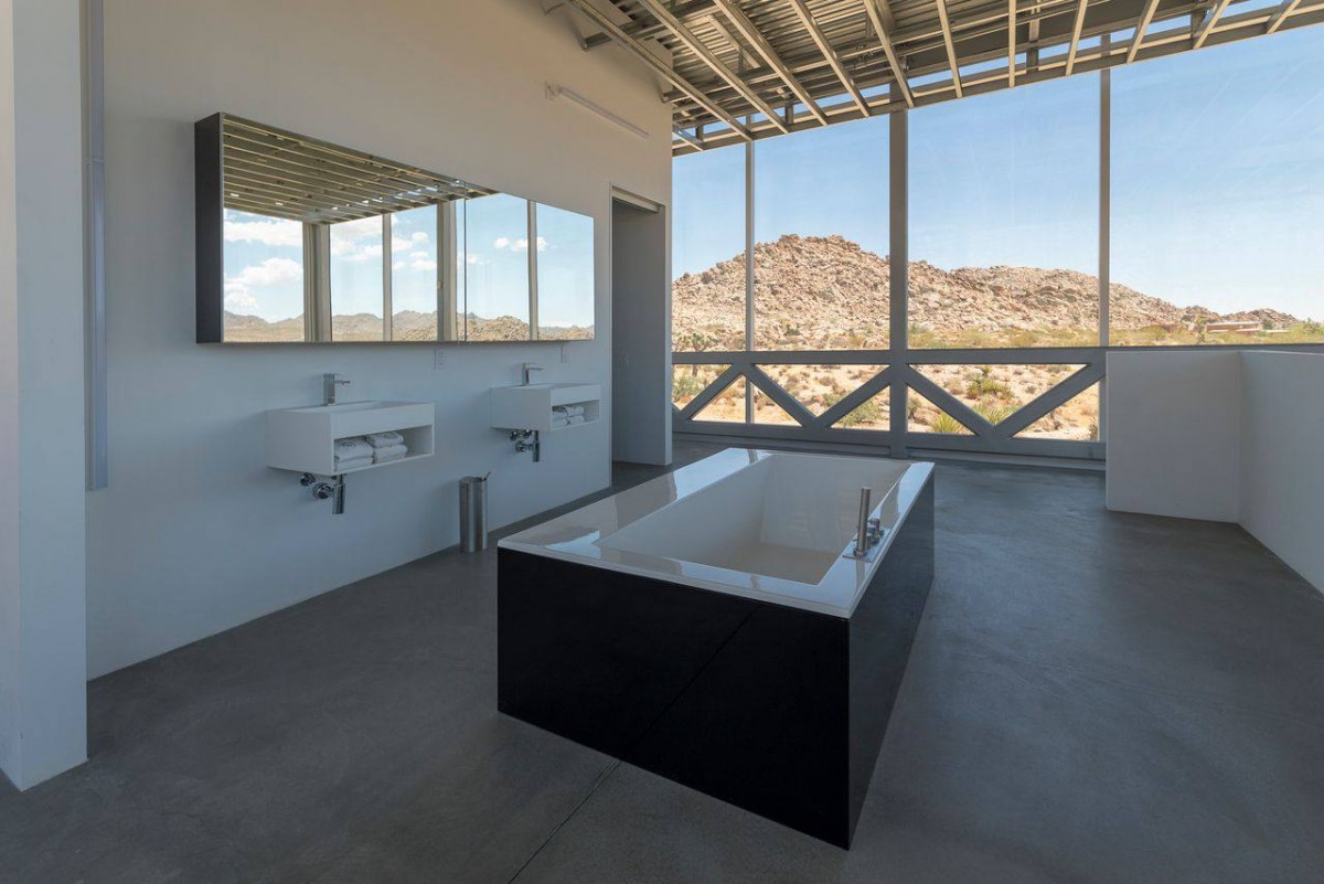 Дом-невидимка посреди пустыни Дом-невидимка посреди пустыни