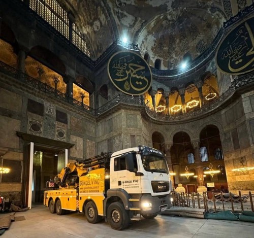 Скандал вокруг реставрации собора Айя-София в Стамбуле Скандал вокруг реставрации собора Айя-София в Стамбуле