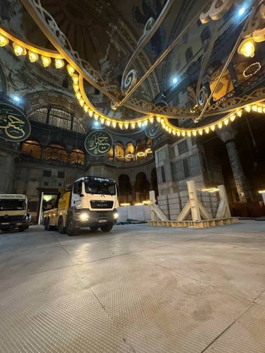 Скандал вокруг реставрации собора Айя-София в Стамбуле Скандал вокруг реставрации собора Айя-София в Стамбуле