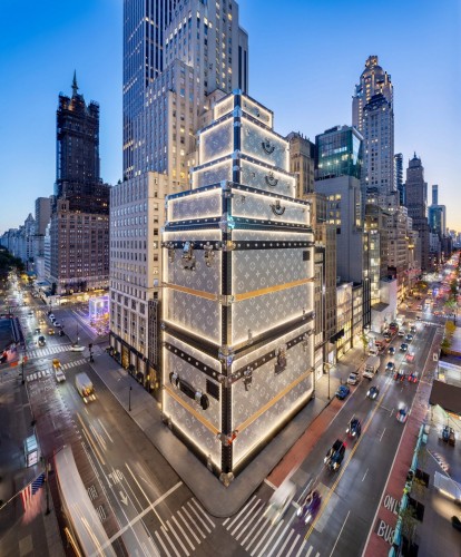 Бутик Louis Vuitton из стопки чемоданов