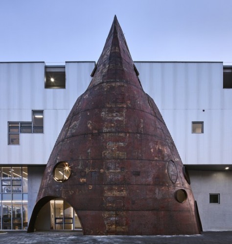 Церковь в форме Ноева ковчега, построенная из старых кораблей