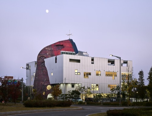 Церковь в форме Ноева ковчега, построенная из старых кораблей