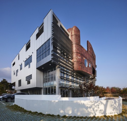 Церковь в форме Ноева ковчега, построенная из старых кораблей