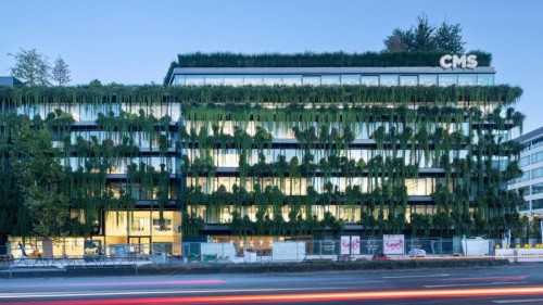 Зеленый фасад на здании 1970-х годов в центре Штутгарта