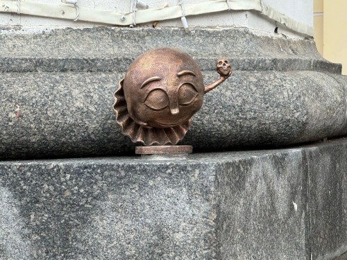 В Белгороде появилась скульптура смайлика-театрала