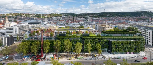 Зеленый фасад на здании 1970-х годов в центре Штутгарта